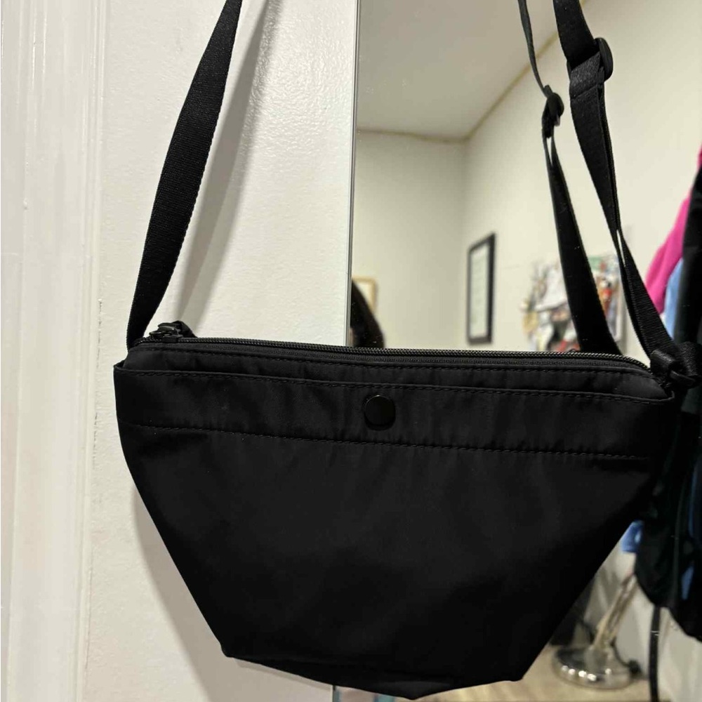 Sling bag, in ver good condition.No further discount.
